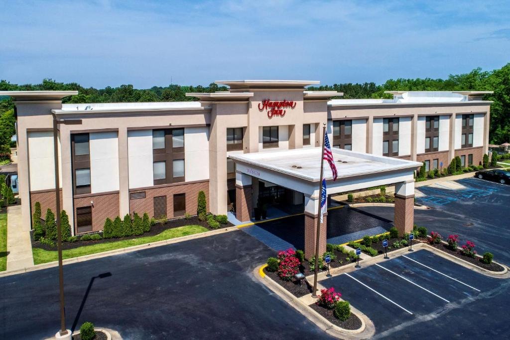 Hampton Inn — Exterior