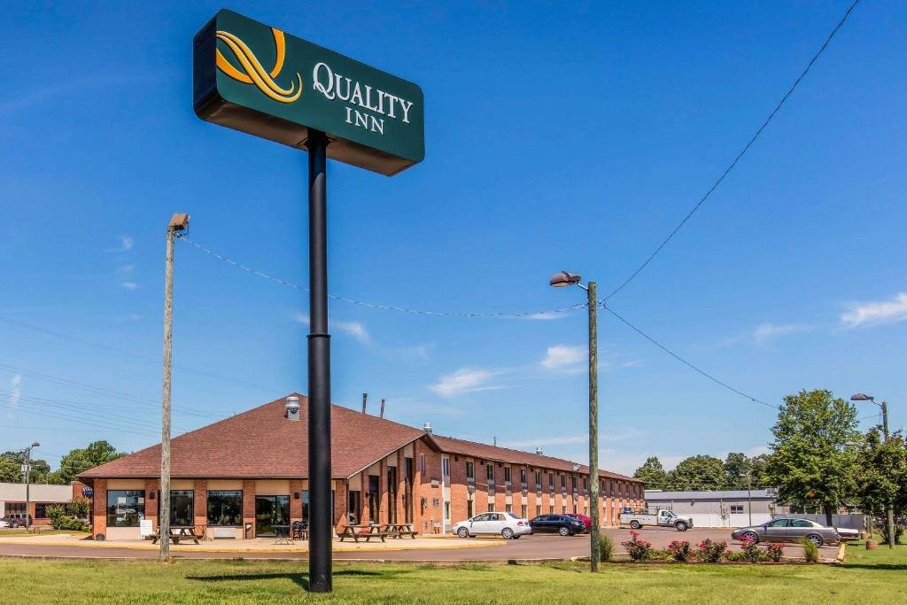 Quality Inn — Exterior